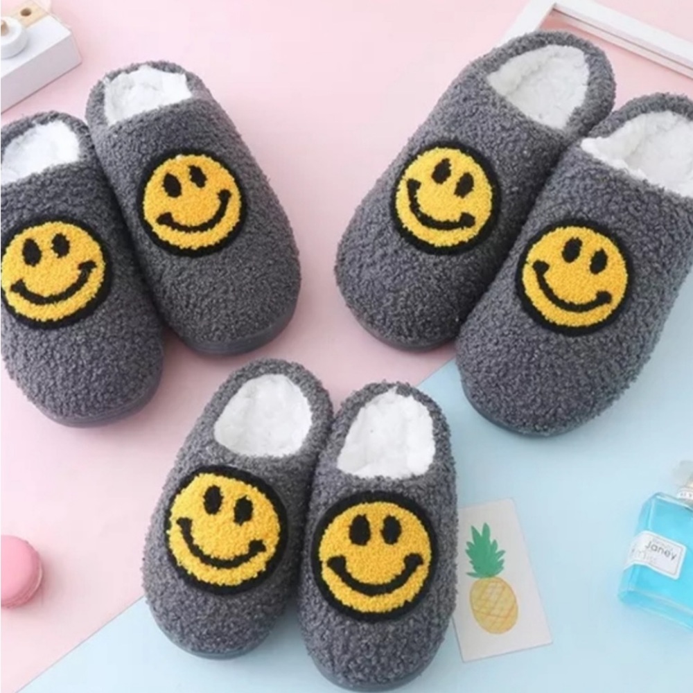 NWT😃GRAY SMILE 😀 SMILEY SLIPPERS